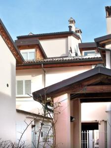ボローニャにあるCa di Valeの屋根付きの大きな白い家
