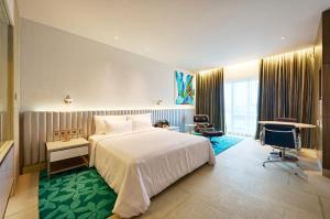 Ένα ή περισσότερα κρεβάτια σε δωμάτιο στο Avasa Hotel