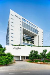 ein großes weißes Gebäude mit einem Nasenschild drauf in der Unterkunft Avasa Hotel in Hyderabad
