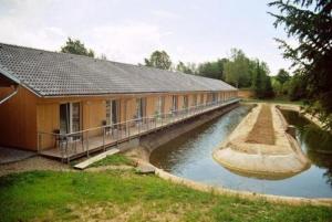 un edificio con un ponte sul fiume di Motel Dacice a Dačice