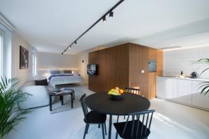 a kitchen with a dining room table and chairs at Snooz Ap Holiday & Business Flats in Ghent