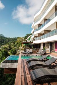 ein Resort mit Swimmingpool und Liegestühlen in der Unterkunft Caixa D'aço Exclusive Hotel in Porto Belo
