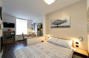 - une chambre avec un lit et un arbre sur le mur dans l'établissement Apartment Gollner, à Zagreb