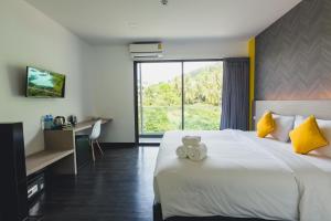 Łóżko lub łóżka w pokoju w obiekcie Wake Up Aonang Hotel