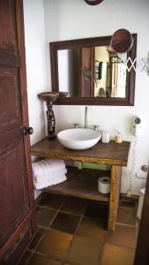 uma casa de banho com um lavatório e um espelho em Hotel Delirio Campestre em Montenegro