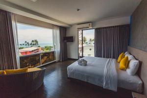 Habitación de hotel con cama y ventana grande en Wake Up Aonang Hotel- SHA EXTRA PLUS, en Ao Nang Beach