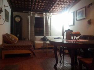 a living room with a table and a couch at La Quinta Alcanfores in Lima