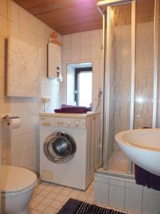 Koupelna v ubytování Ferienhaus Landau + 8 fotografií