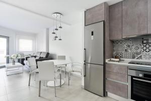 uma cozinha e sala de estar com mesa e cadeiras em Orange Holiday Housing - Villa Amalia 13 em Torrevieja