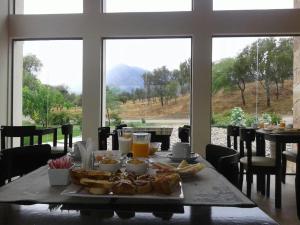 una mesa con una bandeja de comida y bebidas. en Zahrek Resorts & SPA en San Javier