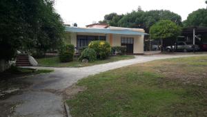 une maison avec une allée en face de celle-ci dans l'établissement Alquiler zona centro, à Villa Gesell