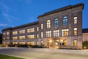 een groot bakstenen gebouw 's nachts bij Hotel Grinnell in Grinnell