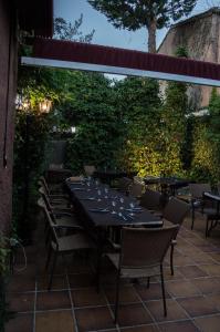 L'Argolla Hotel-Pizzeria في سانتا كولوما دي فارنرز: غرفة طعام مع طاولة وكراسي على الفناء