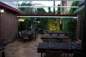 restauracja ze stołami i krzesłami oraz patio w obiekcie L'Argolla Hotel-Pizzeria w mieście Santa Coloma de Farners