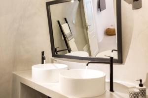 A bathroom at Delta Suites