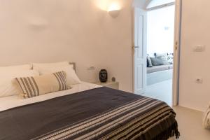A bed or beds in a room at Delta Suites