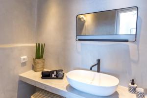 A bathroom at Delta Suites