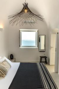 Un pat sau paturi într-o cameră la Delta Suites