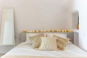 A bed or beds in a room at Delta Suites