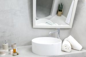 A bathroom at Delta Suites