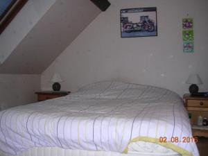 Sainte-Croix-aux-MinesにあるGiteのベッドルーム1室(ベッド1台、ナイトスタンド2つ、ランプ2つ付)