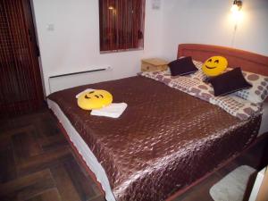 Posteľ alebo postele v izbe v ubytovaní Smiley Apartman