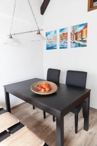 - une table noire avec un bol de fruits dans l'établissement Ferienwohnung Malk, à Traben-Trarbach