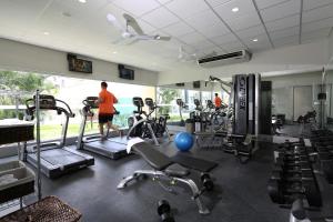 un gimnasio con equipo cardiovascular y un hombre de fondo en Casa Andina Premium Piura, en Piura