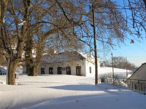 Village House през зимата