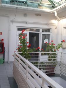balkon z czerwonymi kwiatami na budynku w obiekcie Levendula apartmen w Hévízie +3 zdjęcia