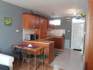 kuchnia ze stołem i krzesłami w pokoju w obiekcie Levendula apartmen w Hévízie