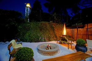 una hoguera en medio de un patio por la noche en Vila de Charme Suítes, en Campos do Jordão