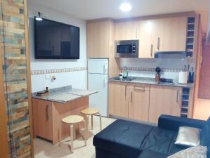 een keuken met een blauwe bank en een keuken met een aanrecht bij Marina Nova in Cedeira +10 foto's