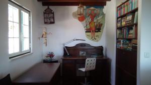 フィゲイラ・ダ・フォズにあるLogra-Solのデスク、ランプ、椅子付きのオフィス
