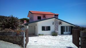 フィゲイラ・ダ・フォズにあるLogra-Solの赤屋根の小さな白い家
