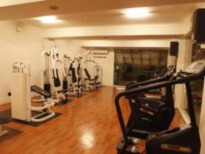 Fitness centrum a/nebo fitness zařízení v ubytování Resor Tuban Tropis
