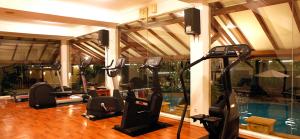 Fitness centrum a/nebo fitness zařízení v ubytování Resor Tuban Tropis