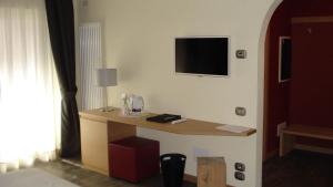 TV i/ili multimedijalni sistem u objektu Hotel Garni Vittoria