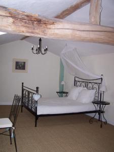 サン・ジャン・ダンジェリにあるLe Four à Painのベッドルーム(白い枕の黒いベッド1台付)