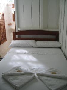 a bed with two towels on top of it at Hotel Lomas del Paiyü in Puerto Nariño +21 photos