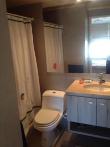 Ένα μπάνιο στο Departamento a pasos del centro de Viña y terminal