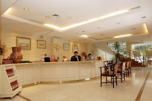 two people sitting at a bar in a salon at Amérian Catamarca in San Fernando del Valle de Catamarca +41 photos
