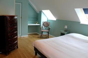 A bed or beds in a room at Manoir de Kerangosquer