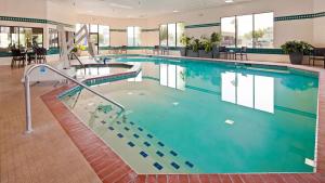 une grande piscine dans un hôpital dans l'établissement Best Western Plus CottonTree Inn, à Idaho Falls