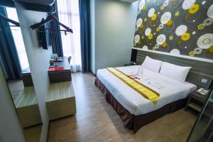 Postel nebo postele na pokoji v ubytování Indra Hotel Ipoh