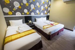 Postel nebo postele na pokoji v ubytování Indra Hotel Ipoh