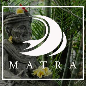 posąg człowieka z kwiatami w obiekcie Matra Bali Guesthouse w mieście Canggu