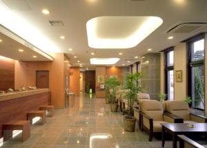un hall d'un hôpital avec des tables et des chaises dans l'établissement Hotel Route-Inn Isahaya Inter, à Isahaya