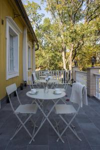 a white table and chairs on a patio at Joensuun Tilan Päärakennus in Söderkulla