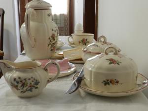 a group of tea cups and teapots on a table at B&B Polo in Buenos Aires